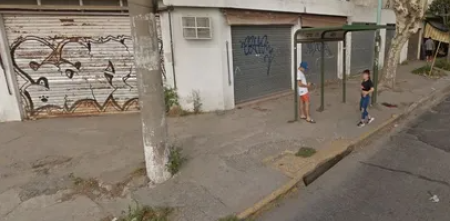 ¡Terrible! Un hombre que esperaba el colectivo mató a un motochorro que intentó asaltarlo