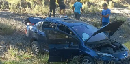 Peligro al volante: un camión volcó en la ruta 7 y embistió un auto familiar
