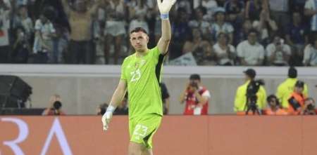 Dibu Martínez y la referencia fierrera antes del partido: "Aguante..."