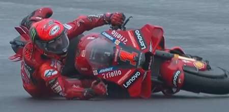 MotoGP: ¡Bagnaia venía segundo y se fue al piso en Termas de Río Hondo!