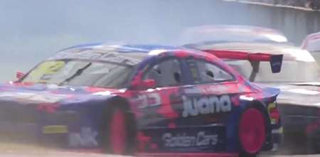 El toque que calentó la final del Top Race Series en Concordia