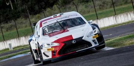 Azar festejó en la final del Top Race en Concordia