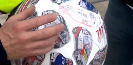 El piloto que decoró su casco con distintos dibujos hecho por niños