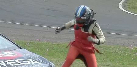 TN: ¡Locura! se tocaron y cuando se bajó agarró a patadas el auto de su rival