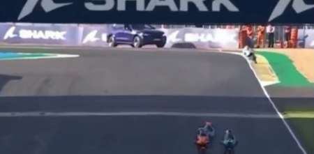 ¡A borde de la tragedia! un auto se metió a la pista en pleno entrenamiento
