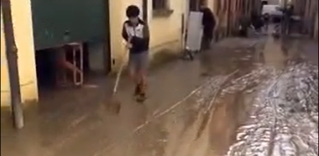 Un piloto de F1 se solidarizó y ayudó en la limpieza de calles en Italia