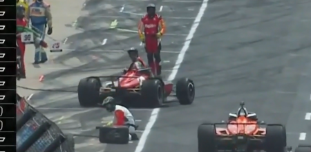 Indy500: ingresó a boxes, se confundió de equipo y casi atropella a un mecánico