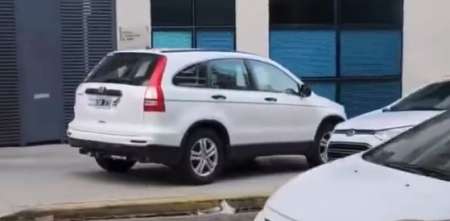 ¡Insólito! Un conductor manejó su camioneta por la vereda