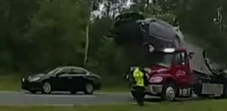 ¡De película! Un auto voló desde la rampa de un camión en Florida