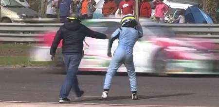 TC2000: no ocultó su enojo con un rival y le hizo señas al borde de la pista