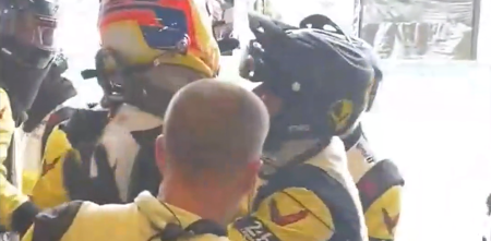 Así recibieron a Varrone en el box tras su último stint en las 24hs de Le Mans