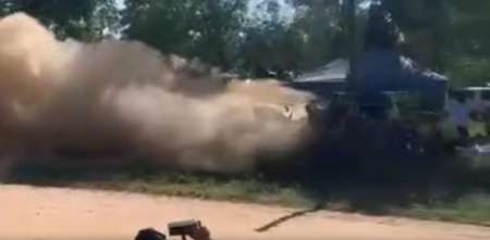 ¡Al borde de la tragedia! Se despistó, embistió a un espectador y tiró una columna