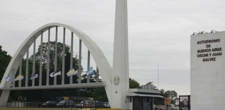 Un auto de F1 giró en el renovado autódromo de Buenos Aires