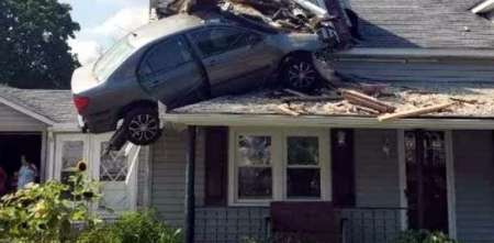 Estrelló un auto contra un segundo piso
