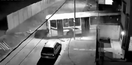 ¡Inédito! Un colectivo se incrustó en una casa luego de que el chofer se desmayara