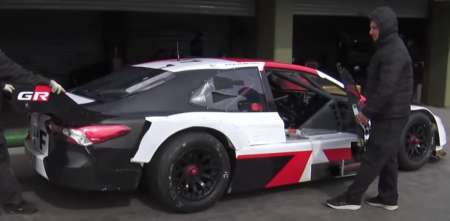 TC: Matías Rossi ya prueba el nuevo Toyota Camry en La Plata