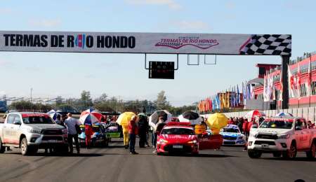 Los pilotos analizan las distintas variantes de la carrera