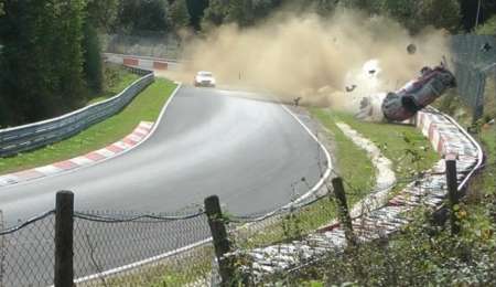 Diez vueltas en el aire en un terrible accidente en Nürburgring