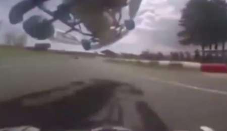 ¡Increíble! Los pasó por arriba y siguió