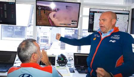 "Loeb podría estar en su casa pero decide venir a trabajar"