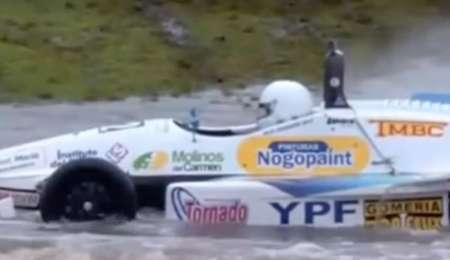 Un auto se despistó y quedó en medio del agua