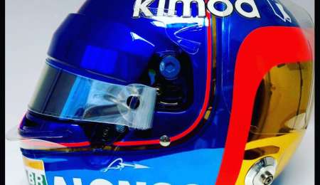 Alonso y el casco de la despedida