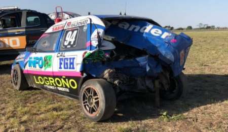 Gonzalo Antolín trabaja en la recuperación de su Chevrolet tras el fuerte golpe de Alta Gracia