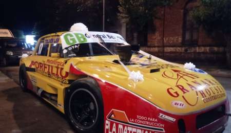 Una chica llegó a su fiesta de 15 en un auto de carreras