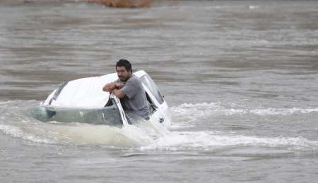 ¿Cómo salir de un auto que cayó al agua?