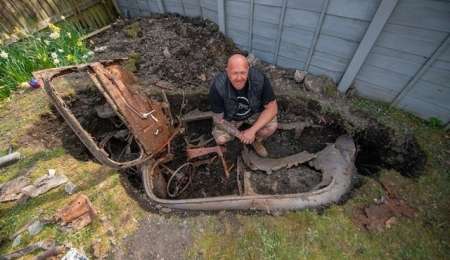 Un Ford enterrado en un jardín