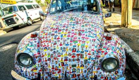 ¡Una locura! Un escarabajo con 15 mil figuritas del Mundial