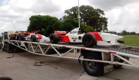 Cuatro autos históricos del Museo Fangio de viaje