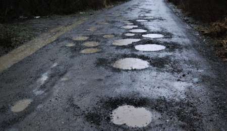 La llamativa solución para los pozos en las rutas