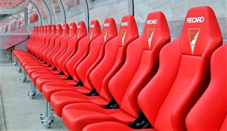 ¿Por qué algunos bancos de suplentes tienen asientos de auto?