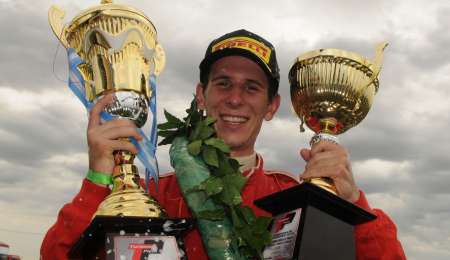 Lucas Bayala, campeón de la clase uno, se va para arriba