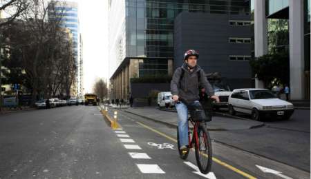 Quieren multar a los ciclistas que usen auriculares o celular