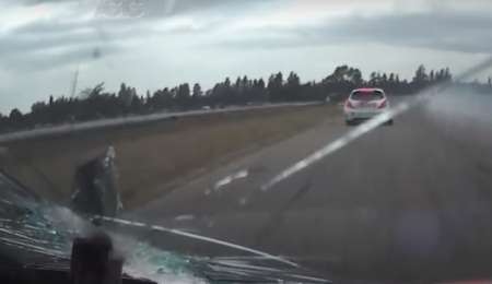 ¡Impactante! Se le incrustó una biela en el parabrisas