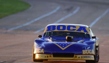 Un TC, para festejar, giró en el patio de una casa