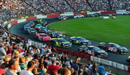 Nascar prueba su nuevo auto en un estadio
