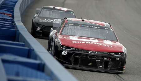 Nascar en Fontana homenaje a Johnson y victoria de Bowman