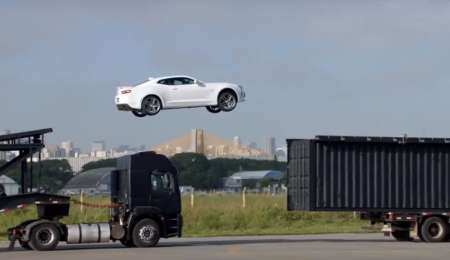 Camaro celebra sus 50 años en el aire