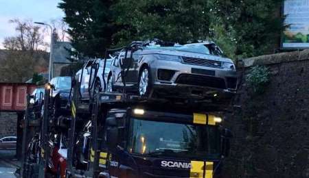 Puede fallar: un camión chocó un puente con autos nuevos