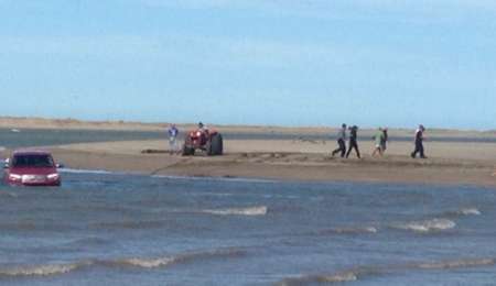 Camioneta mal estacionada, y tapada por el mar.