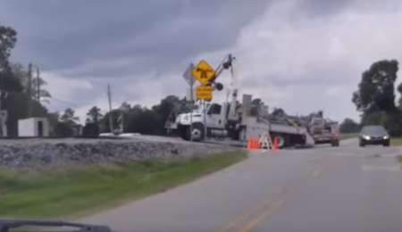 Un camión quedó en el medio de la vía y ocurrió algo increíble
