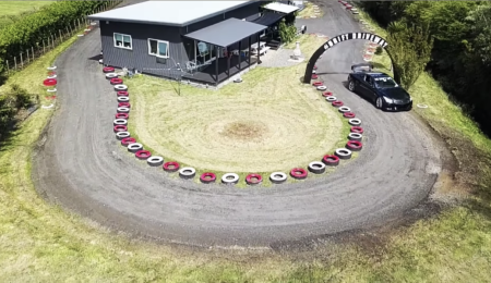 Un japonés construye un circuito de drift alrededor de su casa