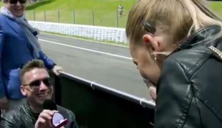 Romántica propuesta en el Gran Premio de España