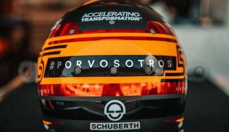 Carlos Sainz y un casco especial en España