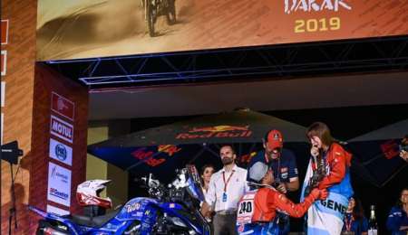 Ganó el Dakar y le propuso casamiento a la novia en el podio