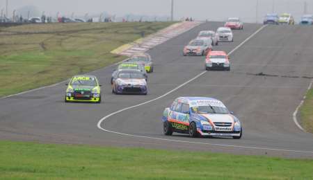 Turismo Pista: Los tres que miran desde arriba