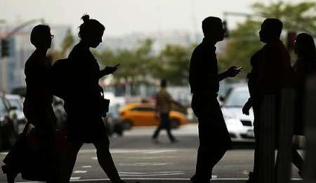 Multarán a los peatones que cruzan mirando el celular